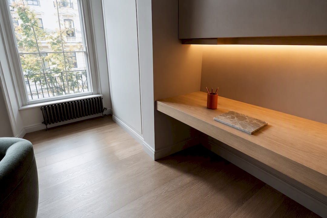 Built-in desk fitted into London townhouse alcove