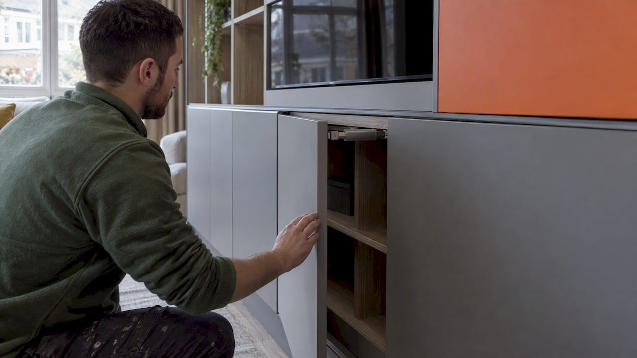 Handleless fitted cabinet with BLUM mechanism